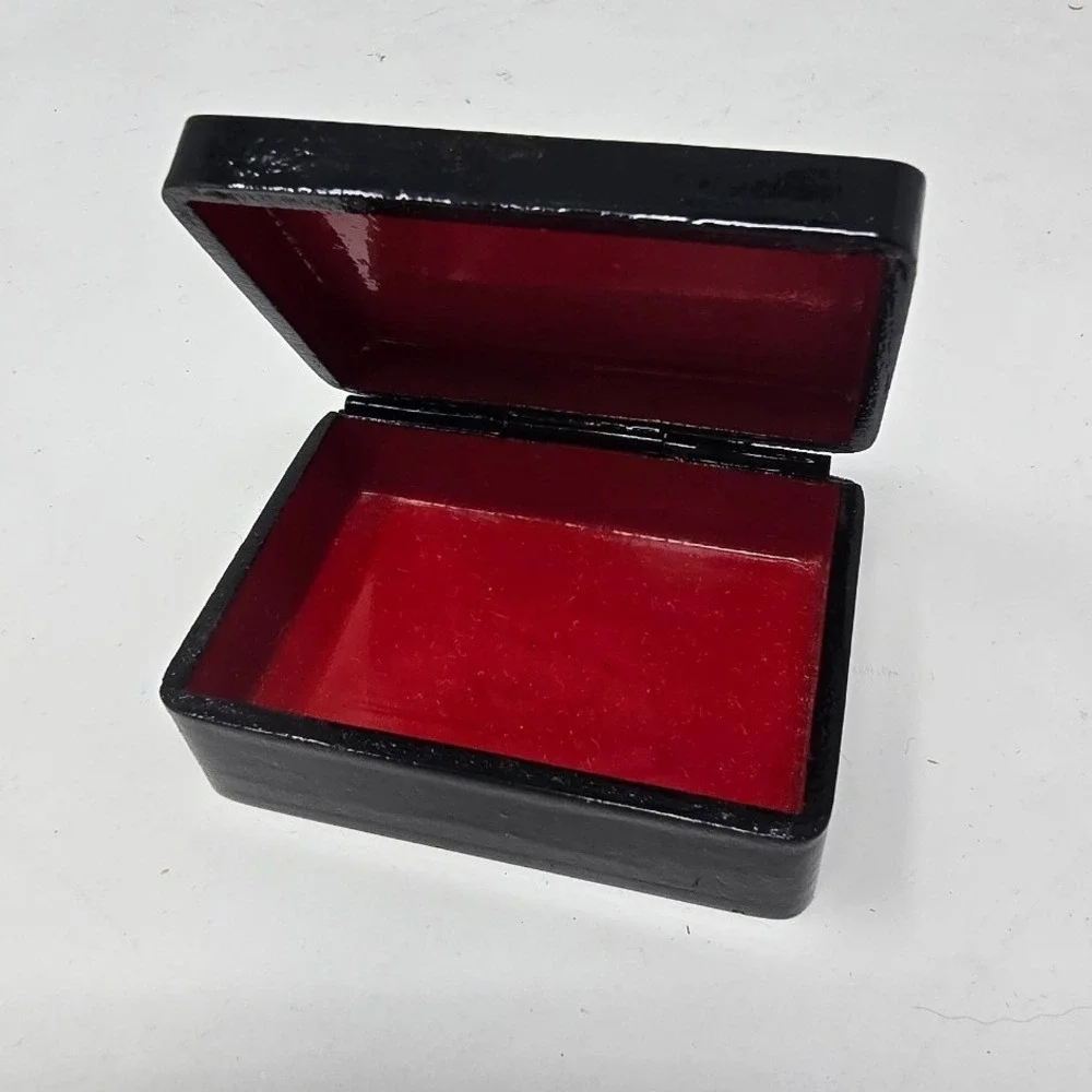 Vtg Russian Lacquer small trinket box hand painted hinged folk art country